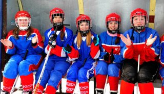 В Заполярье есть и девичий хоккей. Фото http://hckolagmk.ru/