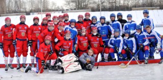 Фото на&nbsp;память. Хоккеисты молодёжный сборной России и&nbsp;команды &laquo;Вымпел&raquo; (фото А. Ковалёвой)