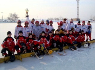 Хоккей с&nbsp;мячом в&nbsp;Усть-Абакане. Фото http://www.governors.ru/