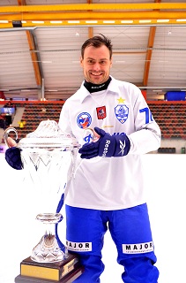 Павел Рязанцев с первым Кубком мира в своей карьере (Фото Евгения Конова)