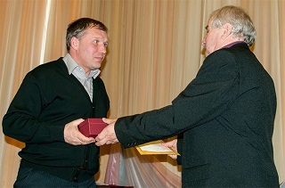 Валерий Мозгов вручает награду Алексею Жеребкову (Фото trubnik. info)