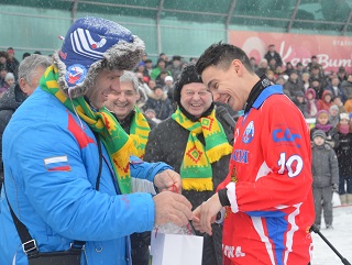 Алмаз Миргазов получает приз лучшего нападающего турнира (Фото Евгения Конова)