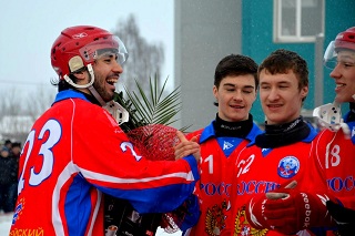 Алан Джусоев получает поздравление партнеров (Фото Евгения Конова)