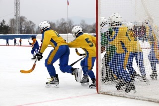На льду хоккеисты ДЮСШ ЕАО и Амурской области (фото Владимира Якимова).