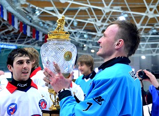 Роман Черных с чемпионским кубком (Фото Евгения Конова)
