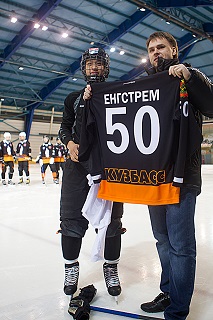 Наставник «Кузбасса» Сергей Тарасов вручает клубный свитер юному шведу (Фото bandyvideo. net)