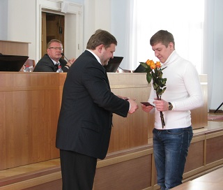 Никита Белых поздравляет Михаила Шиляева (Фото khcrodina.ru)