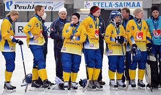 Шведки после поражения на&nbsp;льду финской Лаппеэнранты (Фото svenskbandy. se)