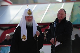 Святейший Патриарх и&nbsp;Борис Скрынник во&nbsp;время традиционного детского турнира на&nbsp;Красной площади