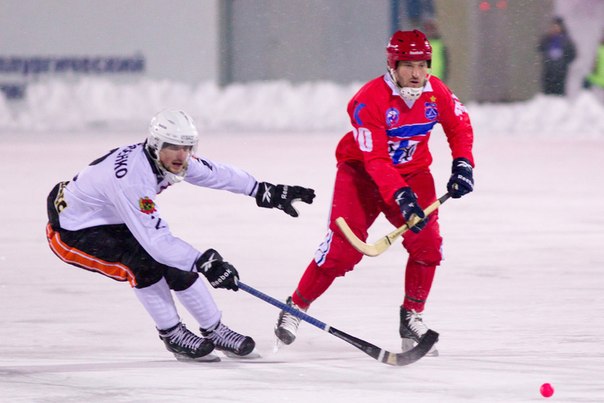 За "Сибсельмаш" Павел Тетерин (справа) отыграл два последних сезона (Фото bandyvideo.net)