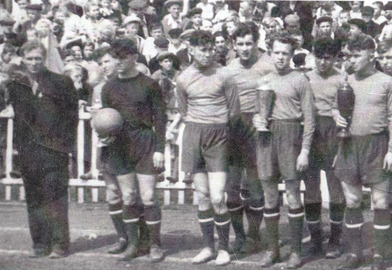 1954 год, стадион завода им. В.П. Чкалова, г. Новосибирск. Николай Кучанов (крайний слева) и команда «Крылья Советов».