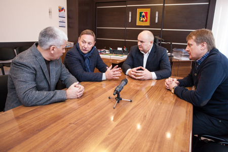 Вадим Гришпун (второй слева) активно помогает развитию хоккея с мячом в родном городе (Фото pervo.ru)