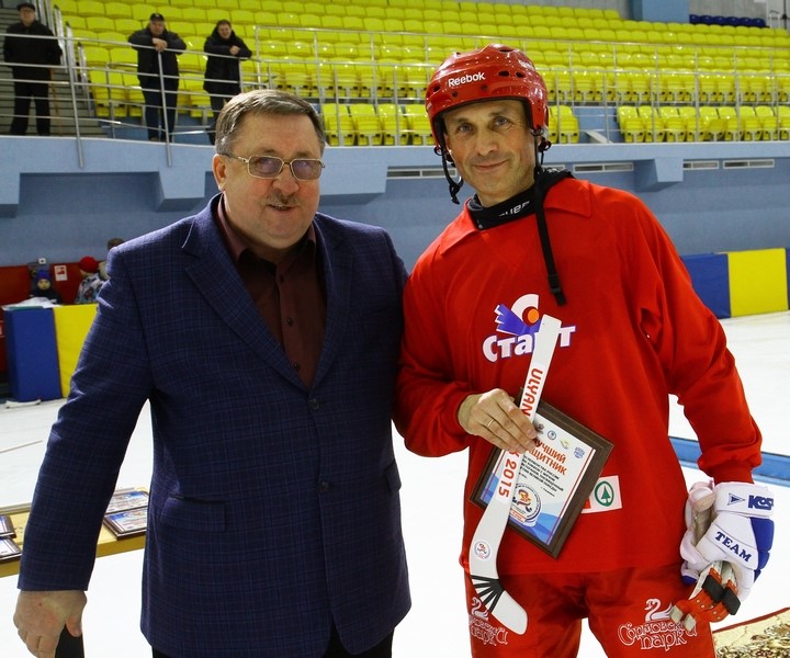 Александр Якунин поздравляет Юрия Логинова (Фото start-hc.ru)