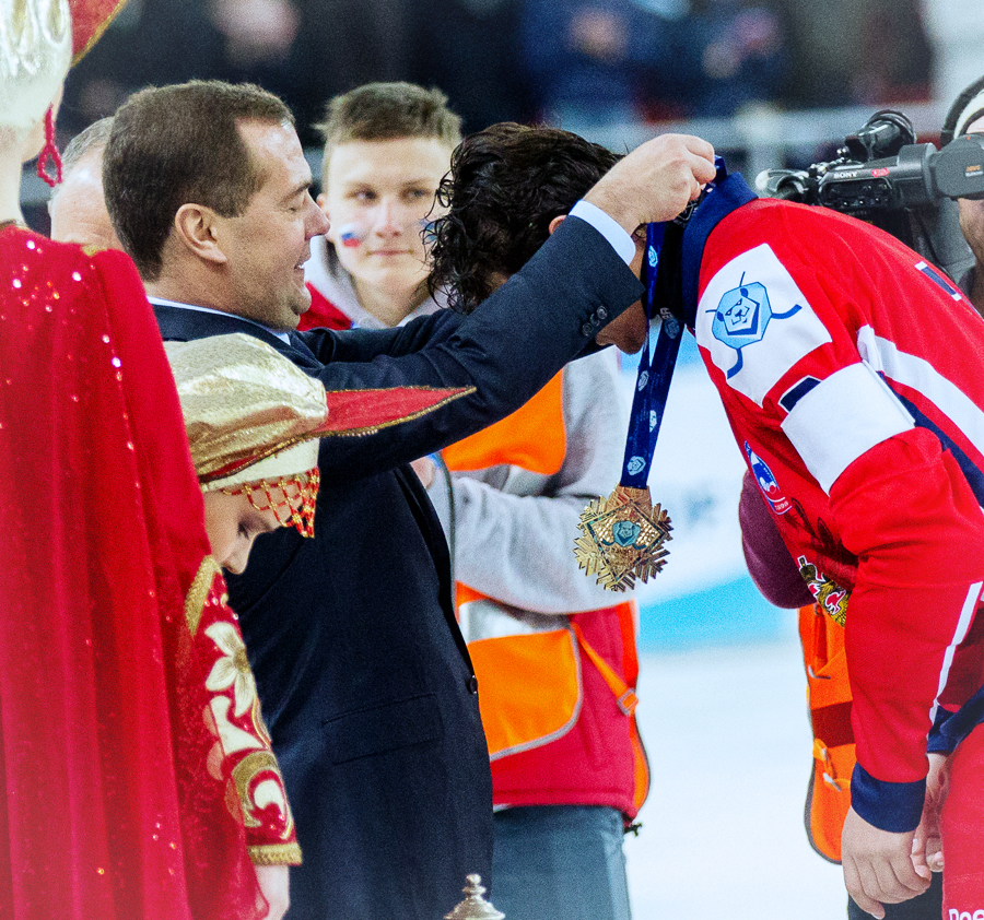 Премьер-министр РФ Дмитрий Медведев награждает Сергея Ломанова-младшего золотой медалью ЧМ-2015 (Фото Вячеслава Айкина)