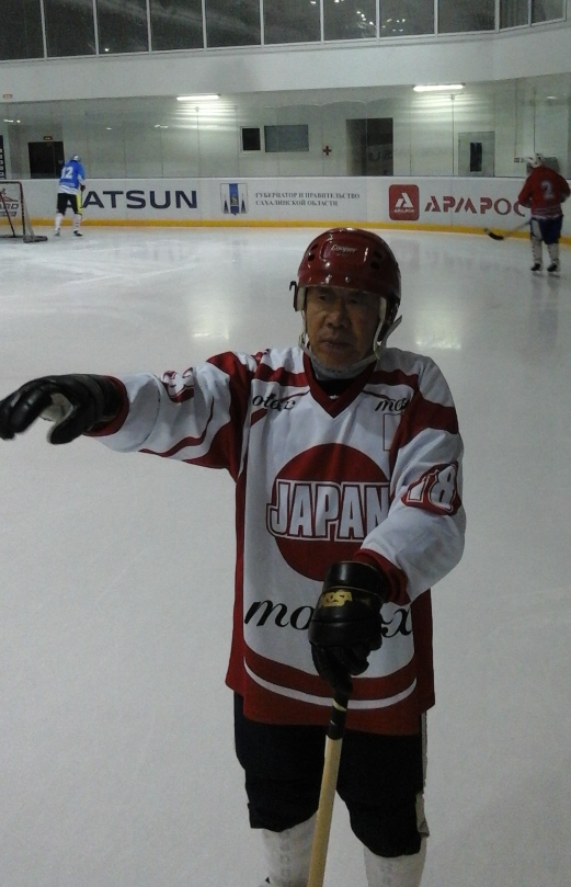 Председатель федерации хоккея с мячом Сахалинской области А. А. Тен в свитере сборной Японии (Фото khabbandy.ru)