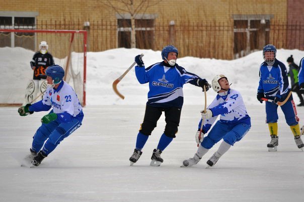 На льду хоккеисты "Салюта" и "Севмаша"