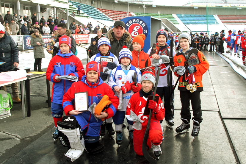 Ребята из Сибсельмаша и Юрий Першин. Фото http://bandy24.ru/ 