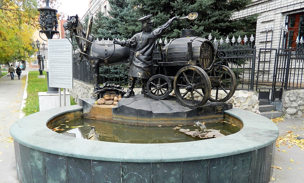 Ульяновск, памятник «Симбирский водовоз». Если погладить жабу в чаше фонтана - обязательно выиграешь турнир.