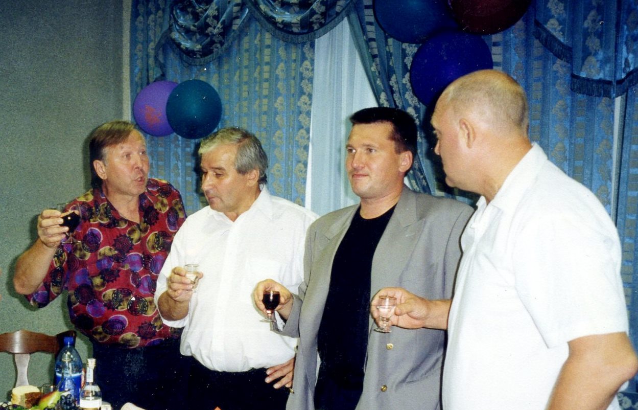 Юбиляр на юбилее. 2001 г. Н. Соловьёв (слева) на 60-летии В. Мозгова. Справа Владимир Петров.