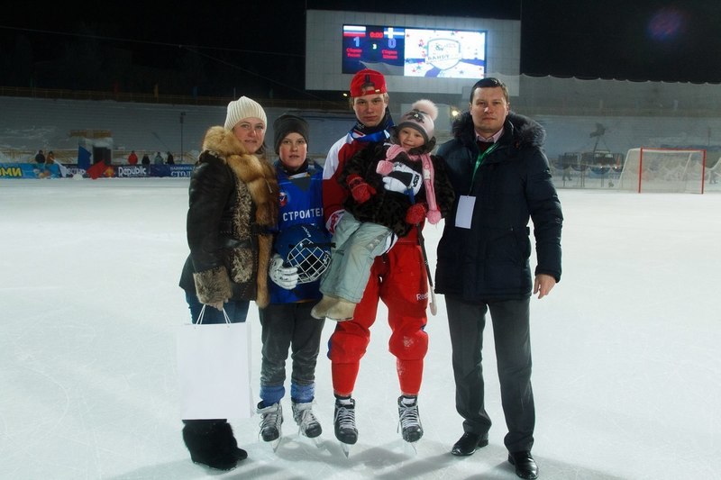 Большая семья Агафоновых после одного из хоккейных матчей.