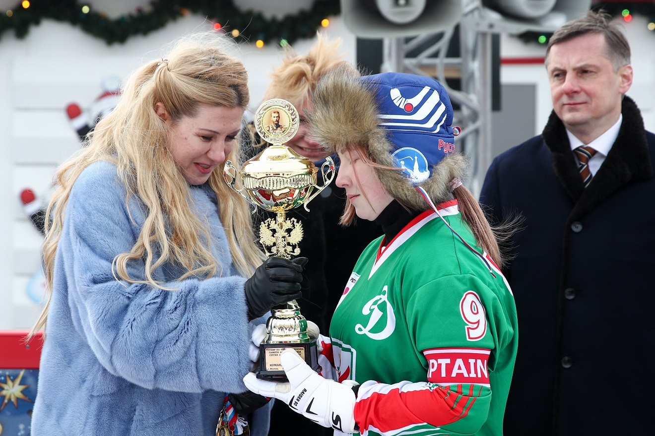 Алина Бородаева на награждении победителей Турнира на валенках в рамках юбилейного Кубка Патриарха-2021 (Фото прсес-службы ФХМР).