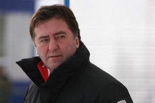 Сергей Иванович Ломанов принес немало побед отечественному хоккею с&nbsp;мячом не&nbsp;только игроком, но&nbsp;и&nbsp;тренером