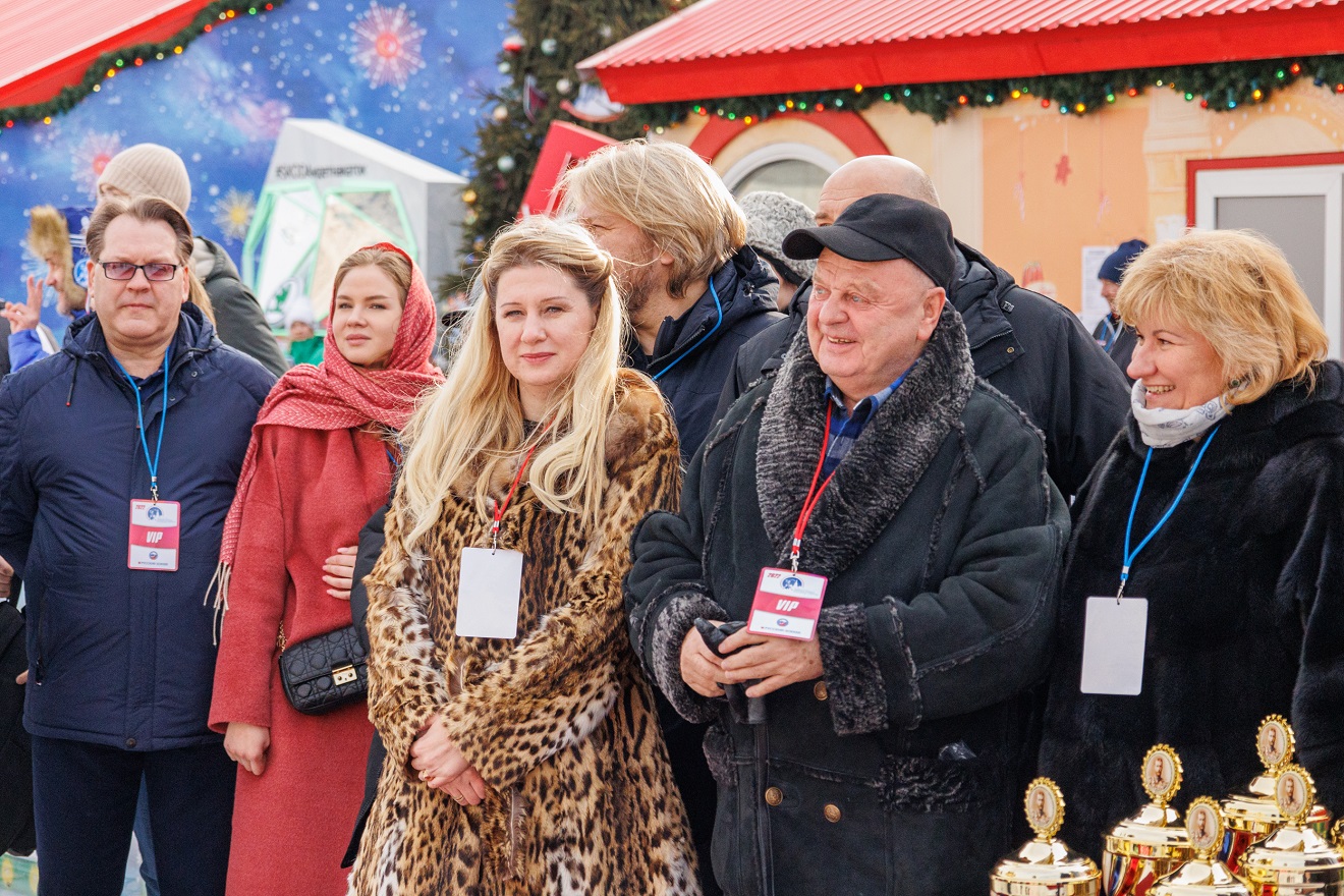 Алина Бородаева с Борисом Скрынником на церемонии награждения (16 февраля 2022 года, Красная площадь). Фото пресс-службы ФХМР.