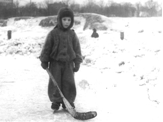 Четырехлетний мальчик с клюшкой — будущий футболист Юрий Севидов.