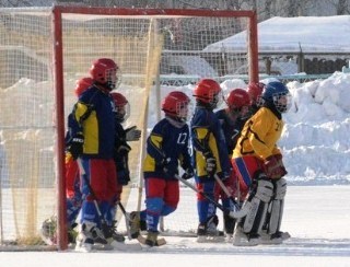Новосибирские хоккеисты 1998 г.р. на турнире «Плетёный мяч» в Абазе (январь 2011 года). Фото Ю. Шевченко