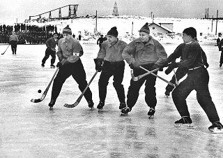 Первоуральск. Финал первенства РСФСР 1958 года. Иван Фролов &mdash; капитан команды . Фотографии с&nbsp;сайта http://www.trubnik.info/